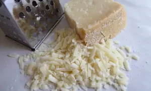 Tarty ser żółty starty na tarce. Czy ser żółty można mrozić? Tak, można go zamrozić, by zachować świeżość.