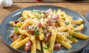 Penne rigate z chrupiącym boczkiem, posypane parmezanem i natką pietruszki. Idealne makaron z boczkiem na szybki obiad.