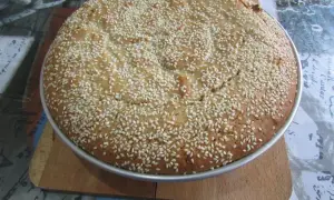 Okazałe ciasto z tahini, posypane obficie sezamem, czeka na pokrojenie.
