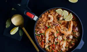Pyszna paella z owocami morza, idealna na obiad. Ten przepis na paellę zachwyci każdego!