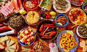Bogactwo smaków kuchni hiszpańskiej: tapas, owoce morza, wędliny, ser i tortilla.