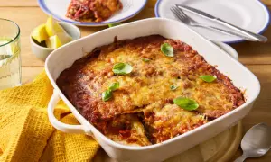 Pyszna parmigiana w naczyniu, gotowa do podania. Idealny przepis na obiad.