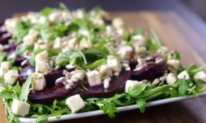 Pyszny przepis na carpaccio z buraka: cienkie plastry buraka, rukola, ser feta i słonecznik. Idealna lekka przekąska.