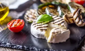 Pyszny camembert z grilla, z rumianymi paskami, podany z grillowanymi warzywami i pomidorkiem. Idealna przekąska na lato.