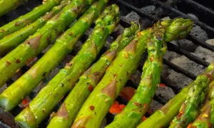 Zielone szparagi na grillu, przyprawione papryczką. Idealny szparagi przepis na letnie danie.