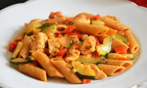 Penne z kurczakiem i cukinią w sosie pomidorowym. Pyszny makaron z warzywami, idealny na szybki obiad.