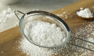 Sito przesiewające cukier puder, idealne do dekoracji ciast. Prosty sposób, jak zrobić cukier puder w domu.