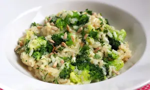Kremowe risotto z brokułami, posypane słonecznikiem i natką pietruszki. Pyszne i zdrowe danie.