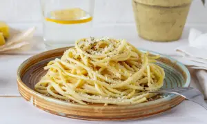 Pyszne spaghetti cacio e pepe, proste i szybkie do przygotowania. Idealne na obiad, gdy masz ochotę na coś włoskiego.