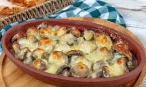 Pyszne pieczarki z piekarnika, zapieczone pod ciągnącym się serem, kuszą apetycznym wyglądem. Idealne na szybką przekąskę.