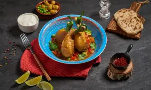 Szafran do czego? Do aromatycznego kurczaka w sosie z warzywami, podanego z plackami i oliwkami.