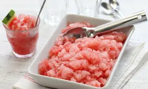 Orzeźwiająca granita z arbuza, idealna na upalne dni. Prosty przepis na domową granita.