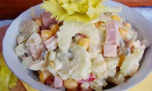 Pyszna sałatka z selerem naciowym, szynką, kukurydzą i ananasem, polana kremowym sosem. Idealna na każdą okazję!