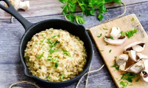 Kremowe risotto z grzybami, posypane natką pietruszki. Idealny przepis na risotto, który zachwyci każdego.