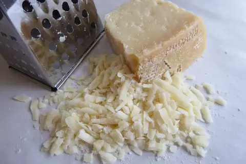 Tarty ser żółty starty na tarce. Czy ser żółty można mrozić? Tak, można go zamrozić, by zachować świeżość.