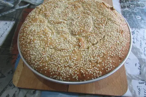 Okazałe ciasto z tahini, posypane obficie sezamem, czeka na pokrojenie.