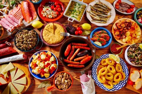 Bogactwo smaków kuchni hiszpańskiej: tapas, owoce morza, wędliny, ser i tortilla.