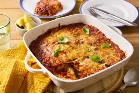 Pyszna parmigiana w naczyniu, gotowa do podania. Idealny przepis na obiad.