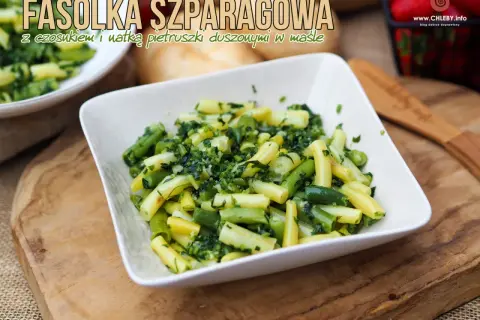Fasolka szparagowa z czosnkiem i natką pietruszki, duszona w maśle. Pyszne, zdrowe danie.