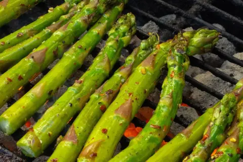 Zielone szparagi na grillu, przyprawione papryczką. Idealny szparagi przepis na letnie danie.