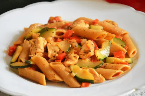 Penne z kurczakiem i cukinią w sosie pomidorowym. Pyszny makaron z warzywami, idealny na szybki obiad.