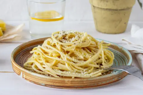 Pyszne spaghetti cacio e pepe, proste i szybkie do przygotowania. Idealne na obiad, gdy masz ochotę na coś włoskiego.