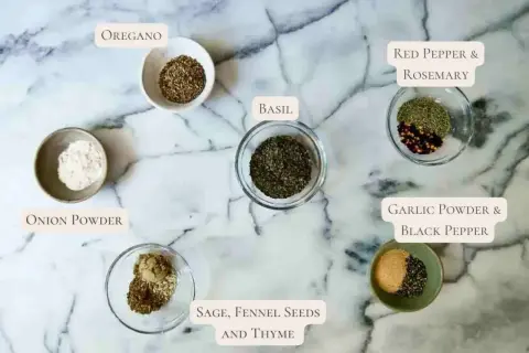 Idealne jakie przyprawy do spaghetti: oregano, bazylia, czosnek, cebula, rozmaryn, tymianek, nasiona kopru i pieprz.