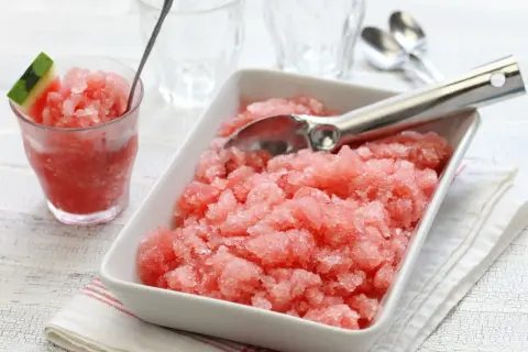 Orzeźwiająca granita z arbuza, idealna na upalne dni. Prosty przepis na domową granita.