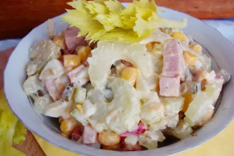 Pyszna sałatka z selerem naciowym, szynką, kukurydzą i ananasem, polana kremowym sosem. Idealna na każdą okazję!