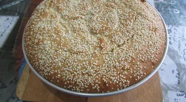 Okazałe ciasto z tahini, posypane obficie sezamem, czeka na pokrojenie.