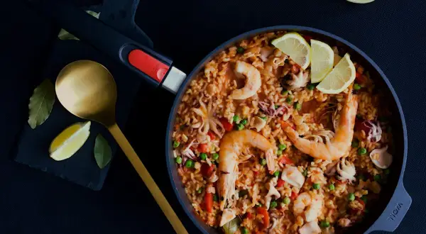 Pyszna paella z owocami morza, idealna na obiad. Ten przepis na paellę zachwyci każdego!