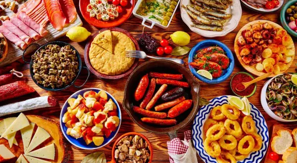 Bogactwo smaków kuchni hiszpańskiej: tapas, owoce morza, wędliny, ser i tortilla.