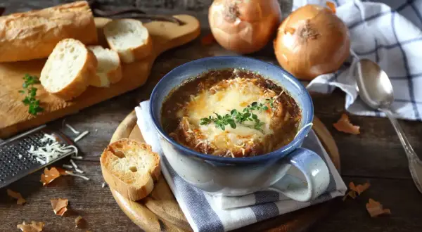 Zupa cebulowa z zapieczonym serem i grzankami. Zamiast tymianku, można użyć świeżego szczypiorku.