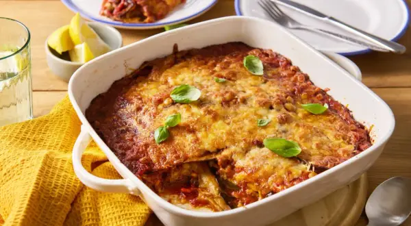 Pyszna parmigiana w naczyniu, gotowa do podania. Idealny przepis na obiad.