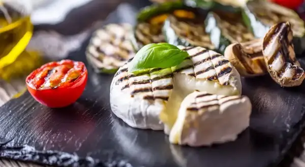 Pyszny camembert z grilla, z rumianymi paskami, podany z grillowanymi warzywami i pomidorkiem. Idealna przekąska na lato.