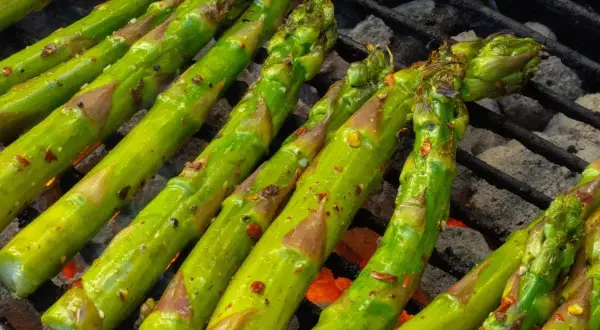 Zielone szparagi na grillu, przyprawione papryczką. Idealny szparagi przepis na letnie danie.