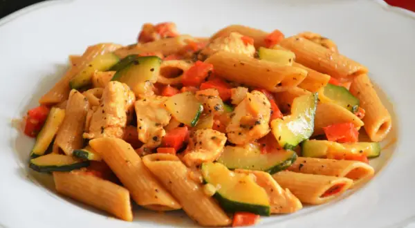 Penne z kurczakiem i cukinią w sosie pomidorowym. Pyszny makaron z warzywami, idealny na szybki obiad.
