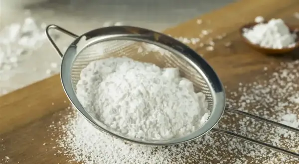 Sito przesiewające cukier puder, idealne do dekoracji ciast. Prosty sposób, jak zrobić cukier puder w domu.