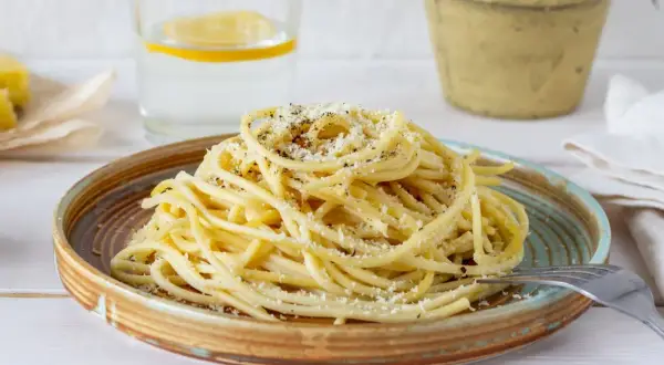 Pyszne spaghetti cacio e pepe, proste i szybkie do przygotowania. Idealne na obiad, gdy masz ochotę na coś włoskiego.