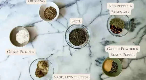 Idealne jakie przyprawy do spaghetti: oregano, bazylia, czosnek, cebula, rozmaryn, tymianek, nasiona kopru i pieprz.