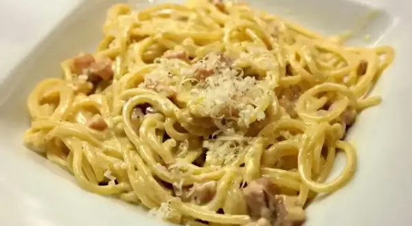 Pyszna carbonara z kawałkami guanciale i startym parmezanem. Idealny ser do carbonary to klucz do sukcesu.