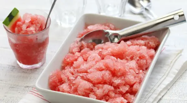 Orzeźwiająca granita z arbuza, idealna na upalne dni. Prosty przepis na domową granita.