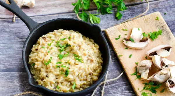 Kremowe risotto z grzybami, posypane natką pietruszki. Idealny przepis na risotto, który zachwyci każdego.