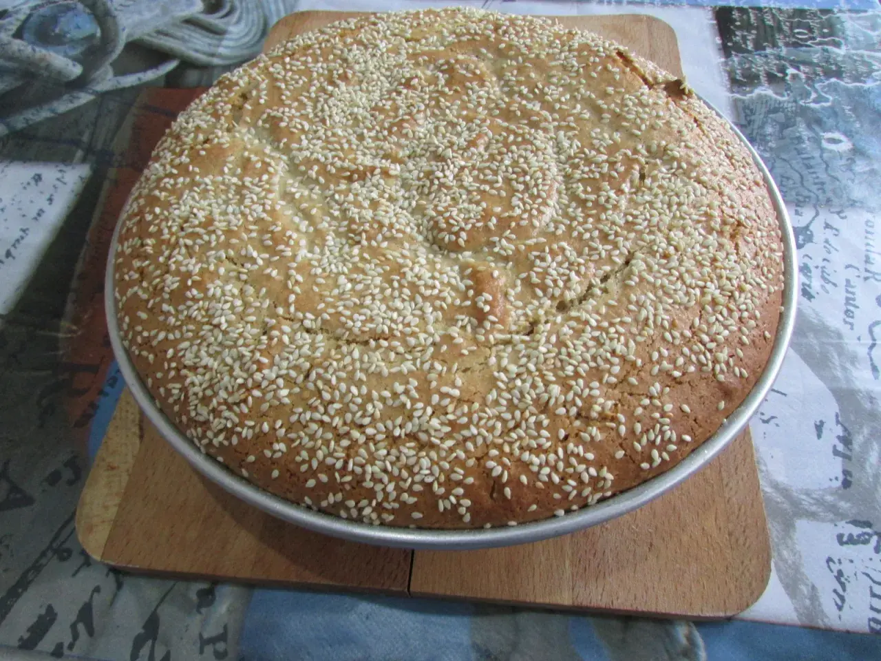 Okazałe ciasto z tahini, posypane obficie sezamem, czeka na pokrojenie.
