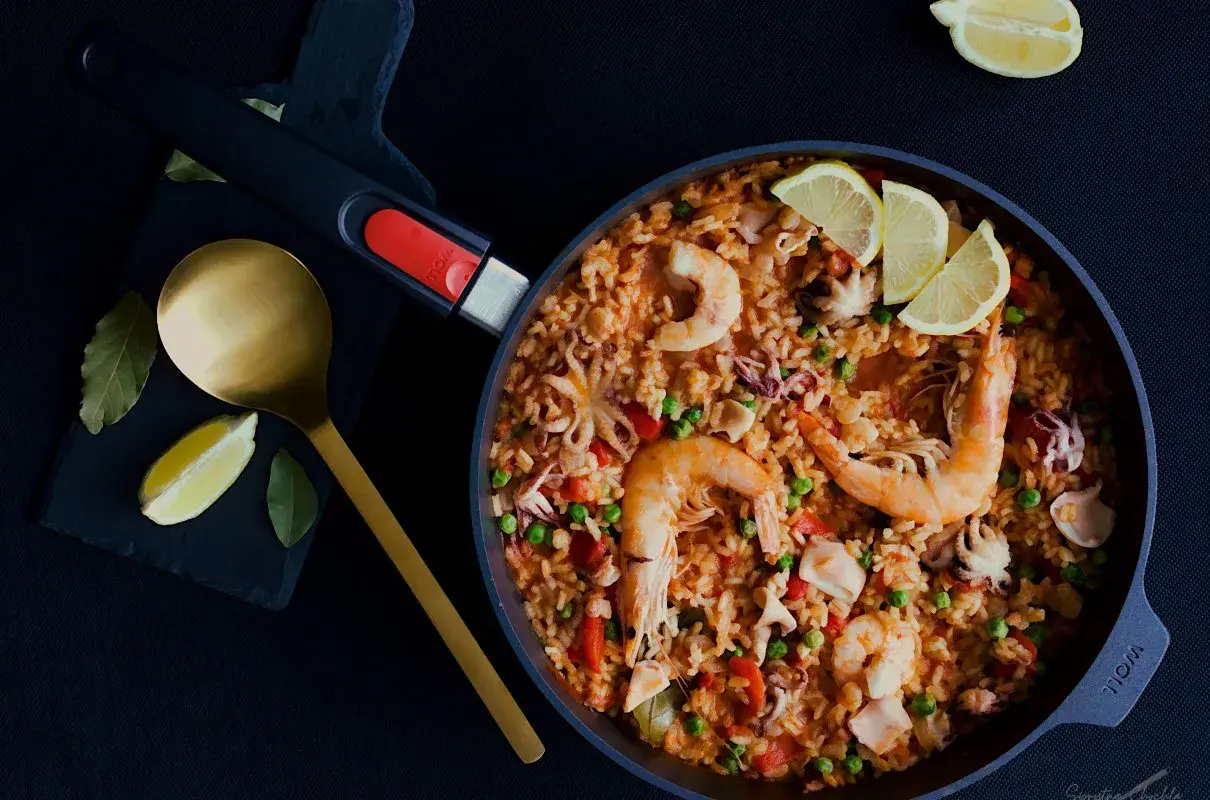 Pyszna paella z owocami morza, idealna na obiad. Ten przepis na paellę zachwyci każdego!