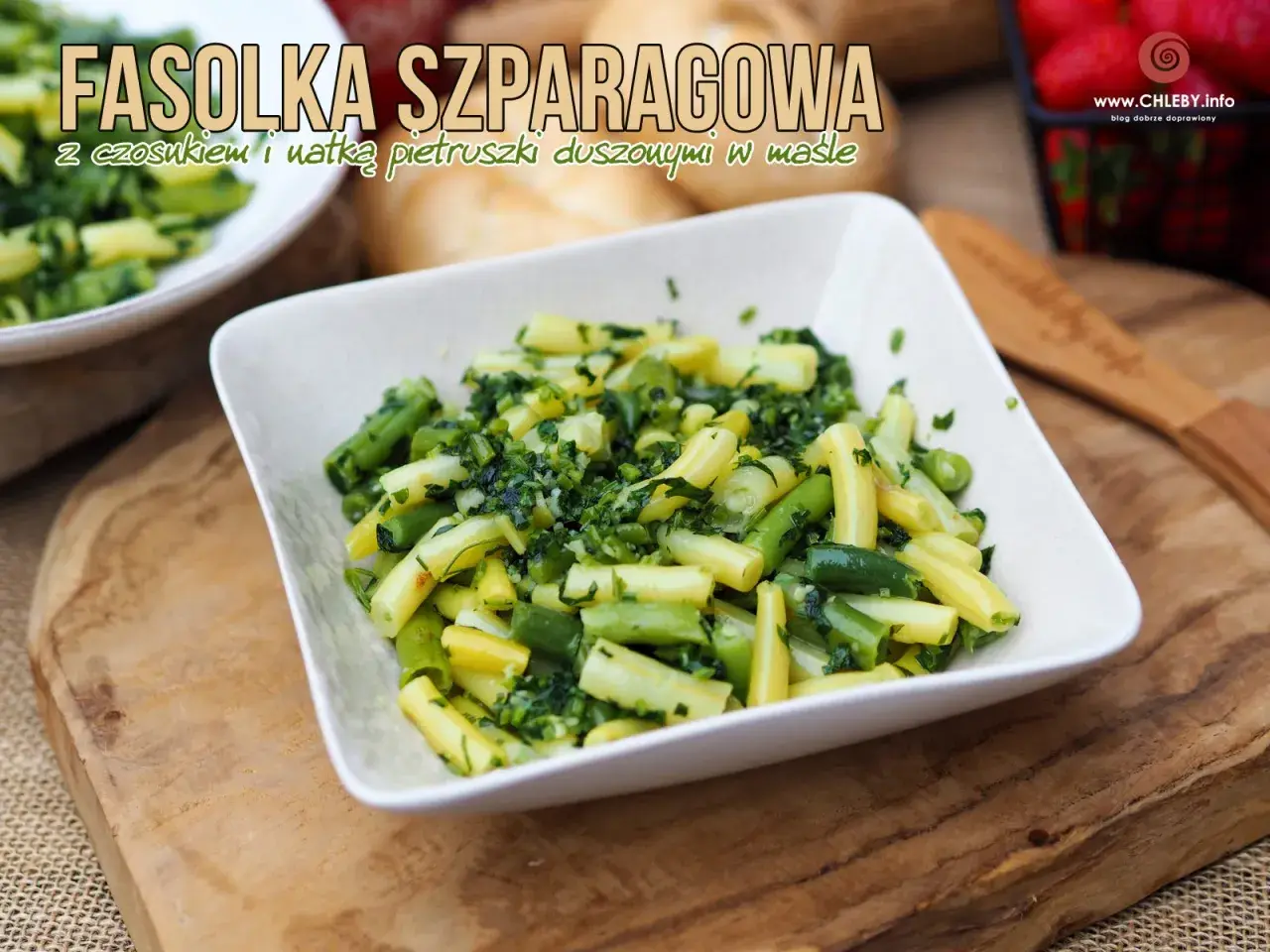 Fasolka szparagowa z czosnkiem i natką pietruszki, duszona w maśle. Pyszne, zdrowe danie.