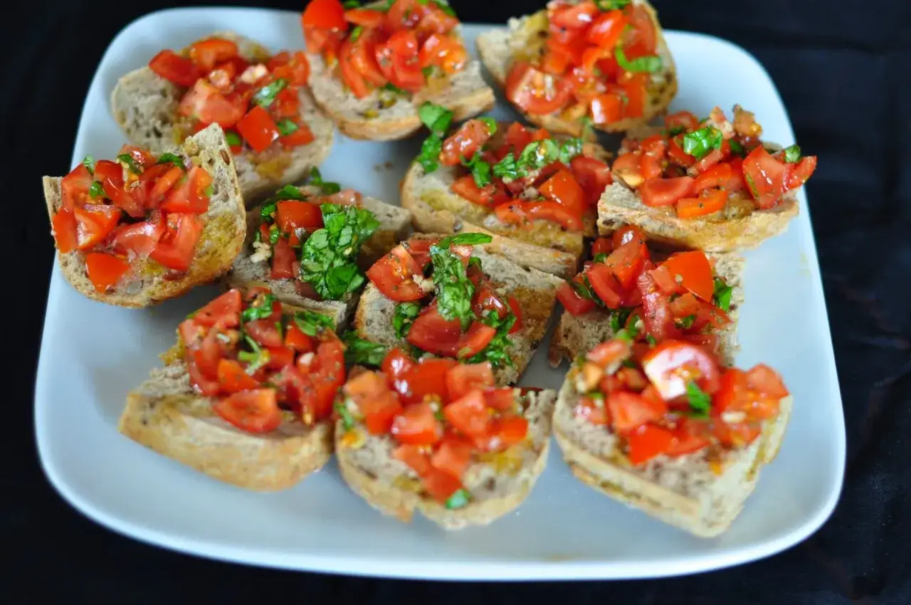 Pyszna bruschetta przepis: chrupiące grzanki z pomidorami i bazylią. Idealna przekąska na lato.