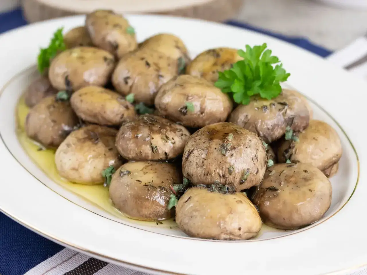 Pieczarki duszone w maśle z ziołami. Idealny pomysł, co zrobić z pieczarek na szybką przystawkę lub dodatek do obiadu.