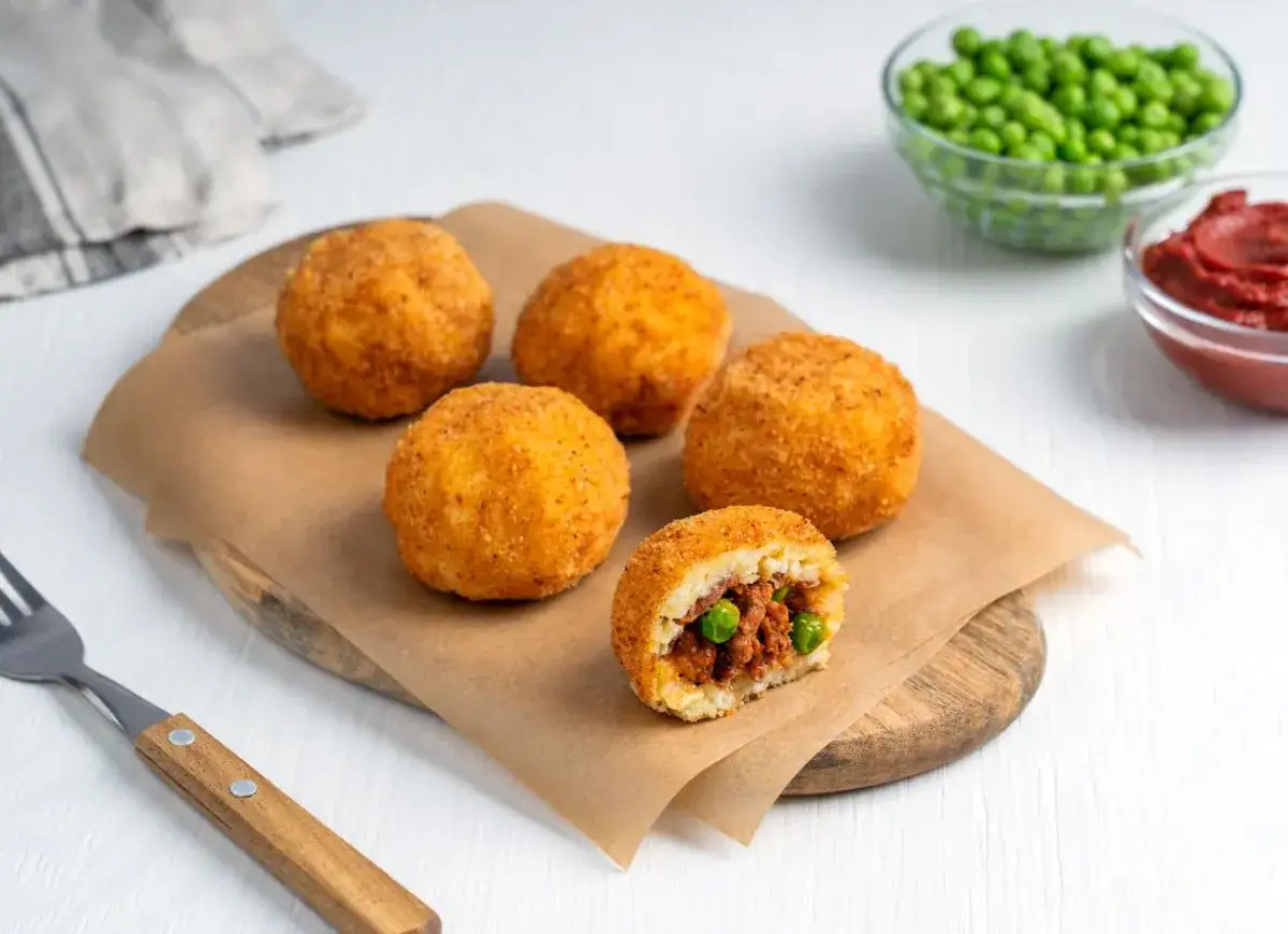 Arancini co to? Złociste kulki ryżowe z mięsem i groszkiem, chrupiące na zewnątrz, soczyste w środku.