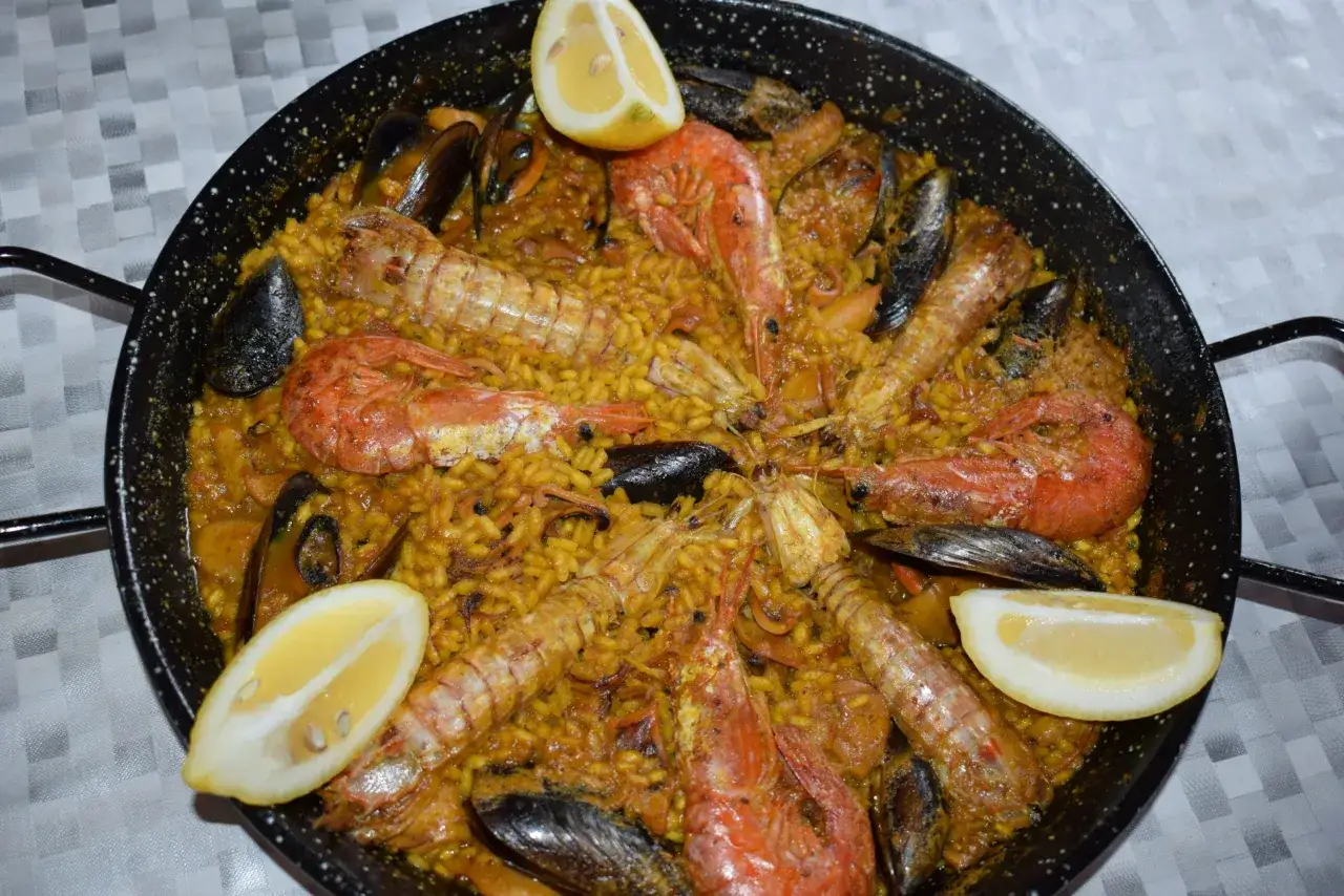 Pyszna paella z owocami morza i cytryną. Idealny przepis na obiad.